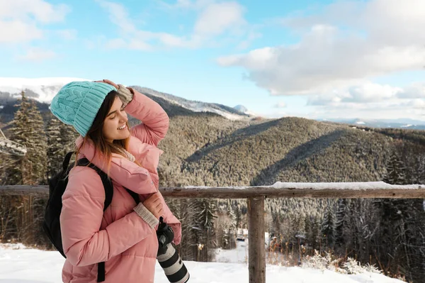 Mladá Žena Batohem Fotoaparát Mountain View Těší Během Zimní Dovolené — Stock fotografie