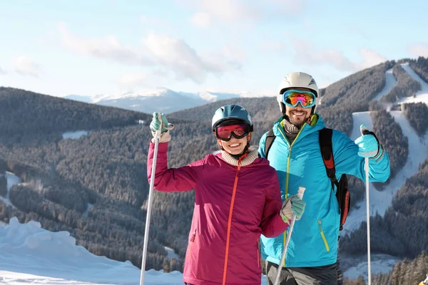 Casal Com Equipamento Esqui Passar Férias Inverno Nas Montanhas — Fotografia de Stock