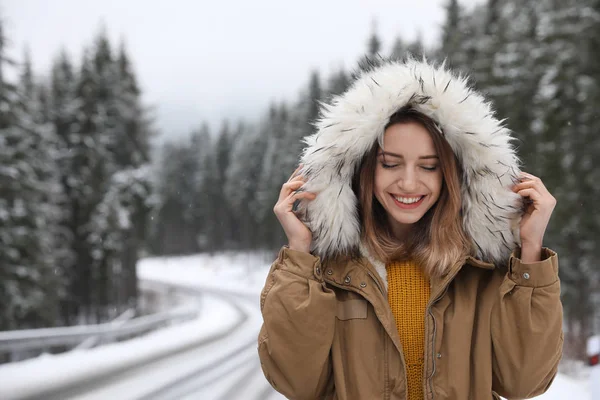 Mladá Žena Teplé Oblečení Venku Prostor Pro Text Zimní Dovolená — Stock fotografie