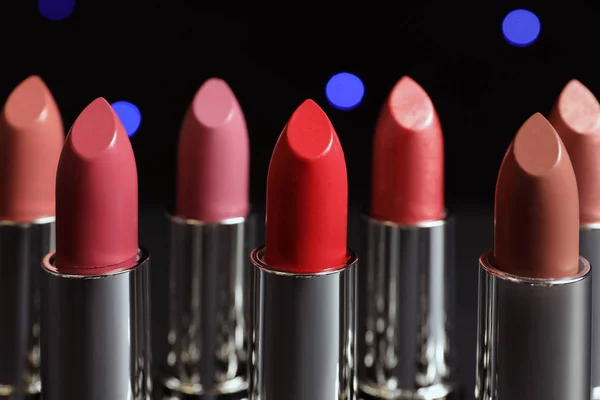 Diferentes Lápices Labiales Contra Luces Borrosas Producto Cosmético — Foto de Stock