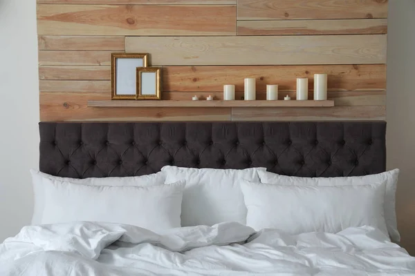 Большая Удобная Кровать Стильной Комнате Современный Дизайн Интерьера — стоковое фото