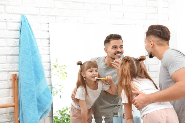 Kleines Mädchen Und Ihr Vater Beim Gemeinsamen Zähneputzen Neben Dem — Stockfoto