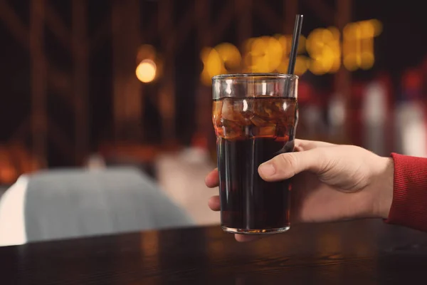 Hombre Sosteniendo Vaso Refresco Cola Mesa Interior Primer Plano Espacio — Foto de Stock