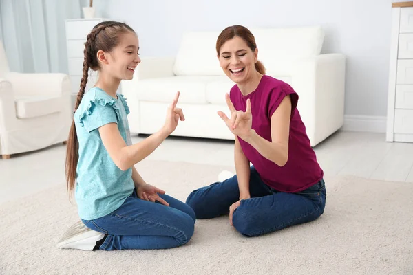 Hoorzitting Verminderde Moeder Haar Kind Praten Met Behulp Van Gebarentaal — Stockfoto