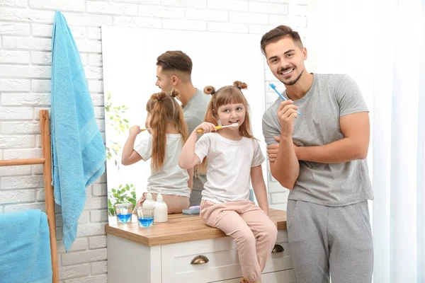 Kleines Mädchen Und Ihr Vater Beim Gemeinsamen Zähneputzen Heimischen Badezimmer — Stockfoto