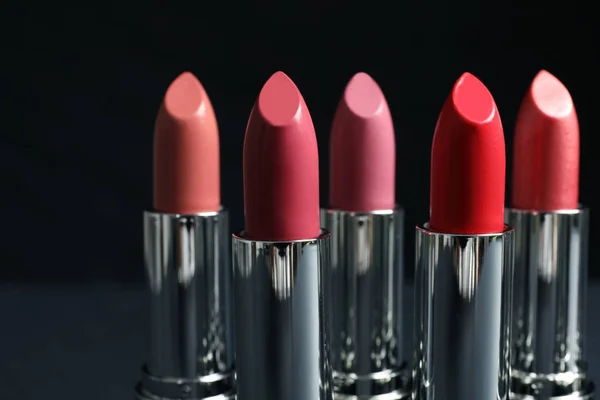 Diferentes Lápices Labiales Sobre Fondo Oscuro Producto Cosmético — Foto de Stock