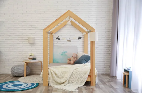 かわいい木製ベッドとスタイリッシュな子供部屋インテリア — ストック写真