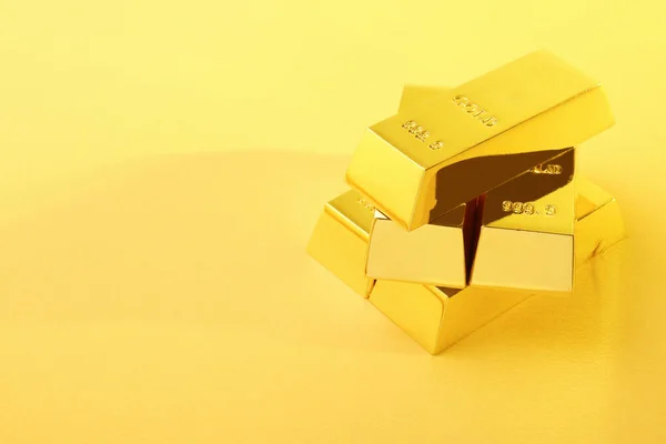 Brillantes Barras Oro Sobre Fondo Color Espacio Para Texto —  Fotos de Stock