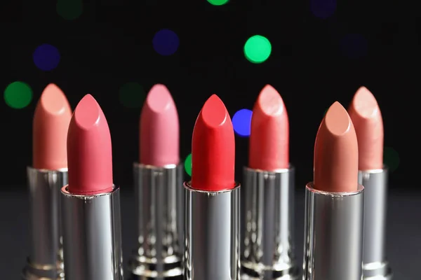 Diferentes Lápices Labiales Contra Luces Borrosas Producto Cosmético — Foto de Stock