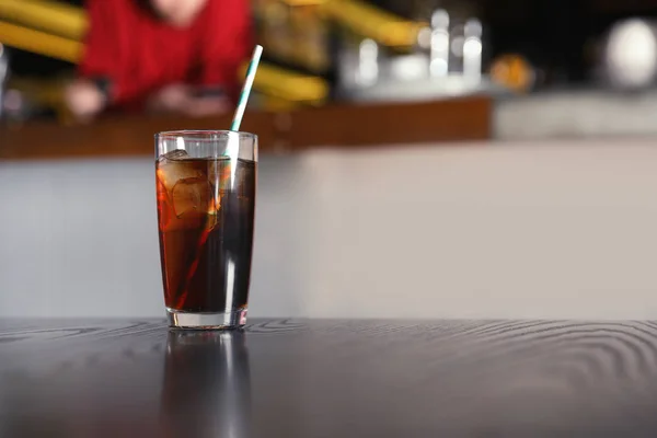 Bicchiere Cola Rinfrescante Con Ghiaccio Sul Tavolo Casa Spazio Testo — Foto Stock