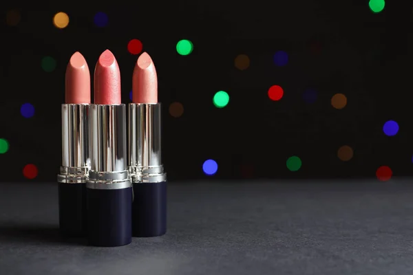 Diferentes Lápices Labiales Mesa Contra Luces Borrosas Espacio Para Texto — Foto de Stock