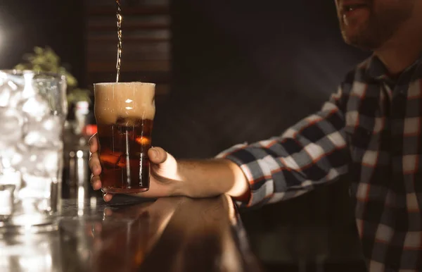 Man Med Glas Uppfriskande Cola Bardisk Närbild Hälla Dryck — Stockfoto