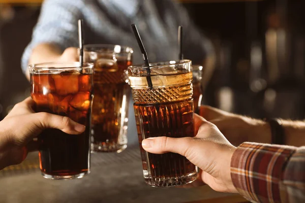 Grupo Amigos Tintineo Vasos Con Cola Mesa Interior Primer Plano — Foto de Stock