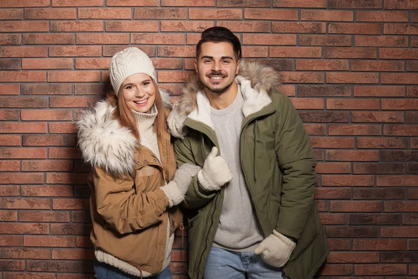 Pareja Joven Con Ropa Abrigo Contra Pared Ladrillo Listo Para — Foto de Stock