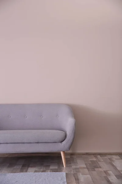 Interior Ruang Tamu Sederhana Dengan Sofa Nyaman Dekat Dinding Warna — Stok Foto