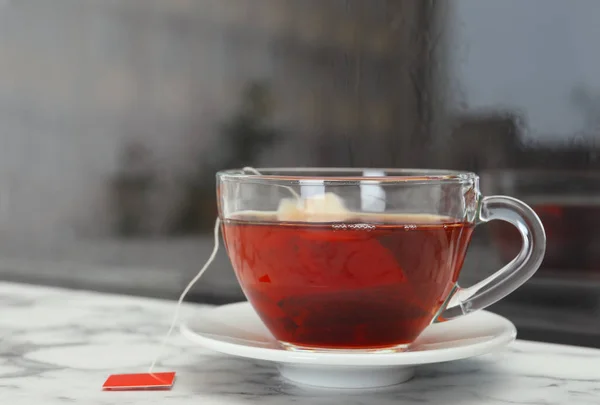 ガラスの窓枠に熱いお茶のカップ テキストのためのスペース — ストック写真