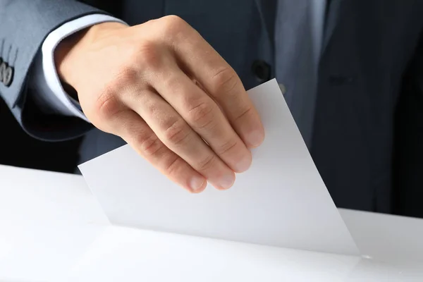 Hombre Poniendo Voto Urnas Sobre Fondo Negro Primer Plano —  Fotos de Stock