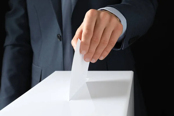 Uomo Che Mette Suo Voto Nelle Urne Sfondo Nero Primo — Foto Stock