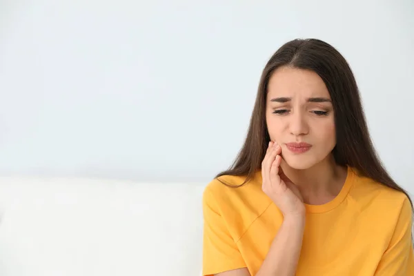 Junge Frau Leidet Hause Unter Starken Zahnschmerzen Raum Für Text — Stockfoto