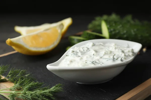 Plato Salsa Tzatziki Con Rodajas Limón Pepino Eneldo Pizarra Negra —  Fotos de Stock