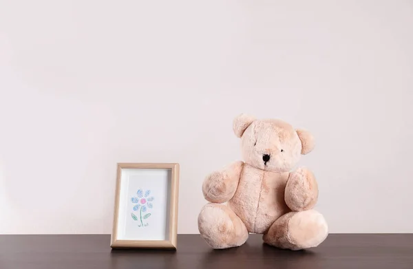 Adorable Osito Peluche Marco Con Linda Imagen Mesa Contra Fondo —  Fotos de Stock