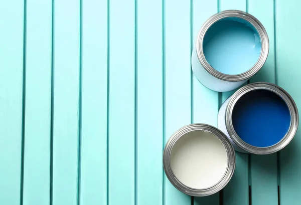 Kleurrijke Verf Blikjes Blauwe Houten Achtergrond Bovenaanzicht Ruimte Voor Tekst — Stockfoto