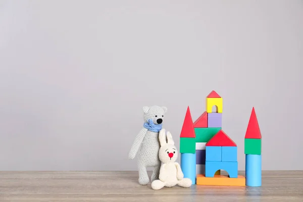 Милі Іграшки Замок Різнокольорових Блоків Столі Світлому Фоні Простір Тексту — стокове фото