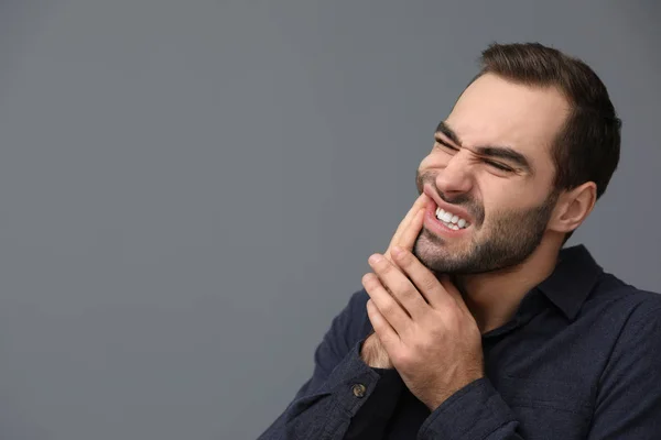 Jovem Sofrendo Dor Dente Forte Fundo Cinza Espaço Para Texto — Fotografia de Stock