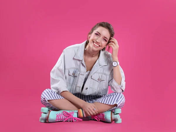 Mujer Joven Con Dientes Sanos Sonriendo Fondo Color Primer Plano —  Fotos de Stock