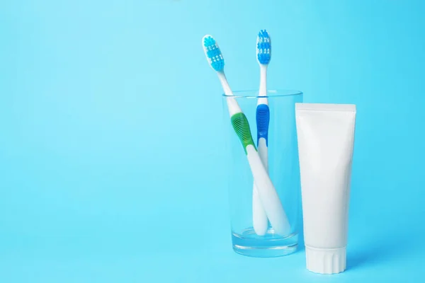 Glass Brushes Toothpaste Color Background Space Text — Stock Photo, Image