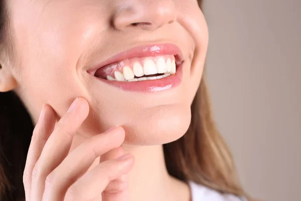 Mujer Joven Con Dientes Sanos Sonriendo Fondo Color Primer Plano — Foto de Stock