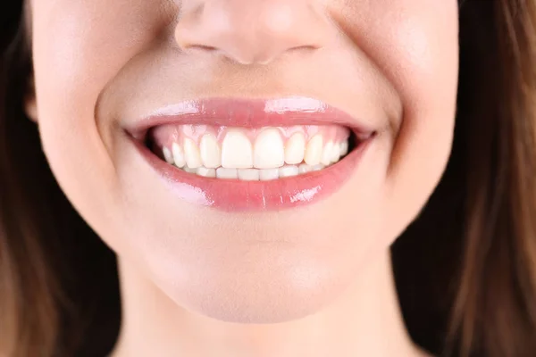 Muda Tersenyum Wanita Dengan Gigi Yang Sehat Close — Stok Foto