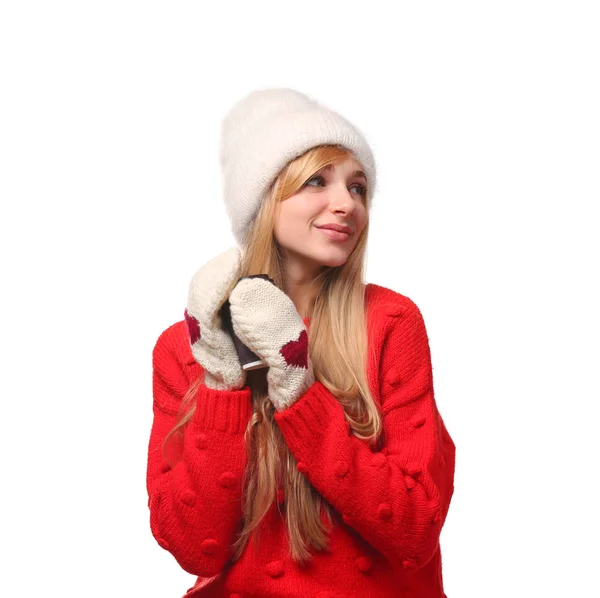 スタイリッシュな帽子と白い背景の紙のコーヒー カップとセーターの若い女性の肖像画 冬の雰囲気 — ストック写真