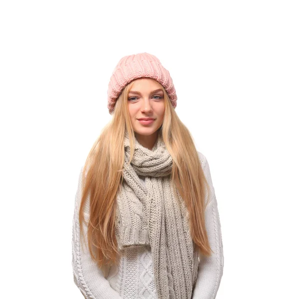 スタイリッシュな帽子と白い背景のマフラーとセーターの美しい若い女性の肖像画 冬の雰囲気 — ストック写真