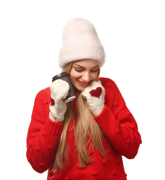 スタイリッシュな帽子と白い背景の紙のコーヒー カップとセーターの若い女性の肖像画 冬の雰囲気 — ストック写真