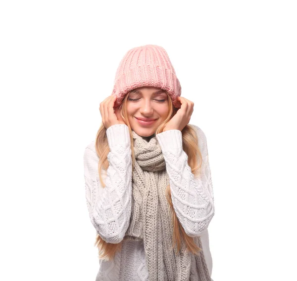 Портрет Эмоциональной Молодой Женщины Стильной Шляпе Свитере Шарфом Белом Фоне — стоковое фото