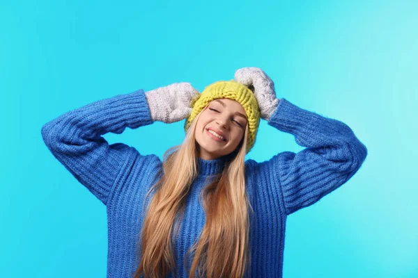 Portrait Emotional Young Woman Stylish Hat Sweater Mittens Color Background — Stock Photo, Image