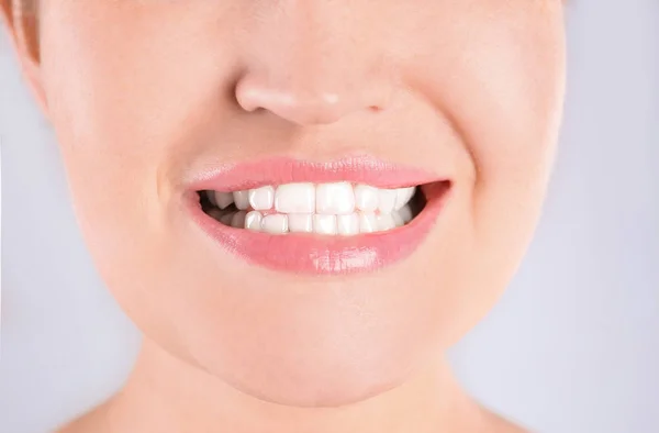 Mujer Joven Con Hermosa Sonrisa Fondo Color Primer Plano —  Fotos de Stock