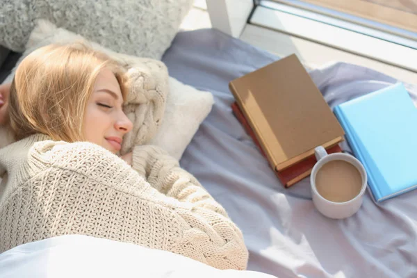 Vacker Ung Kvinna Sover Nära Böcker Och Kopp Kaffe Hemma — Stockfoto