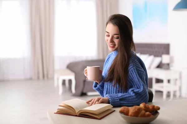 Giovane Donna Che Beve Caffè Legge Libro Tavola Chiuso Spazio — Foto Stock