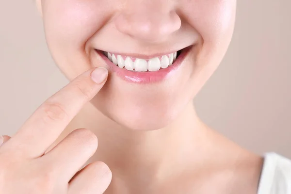 Mujer Joven Con Hermosa Sonrisa Sobre Fondo Blanco Primer Plano —  Fotos de Stock