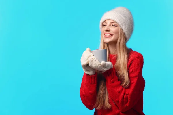 Porträt Einer Emotionalen Jungen Frau Mit Stylischem Hut Pullover Und — Stockfoto