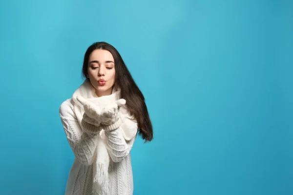 Mladá Žena Nosí Teplé Oblečení Bílém Pozadí Zimní Sezóna — Stock fotografie