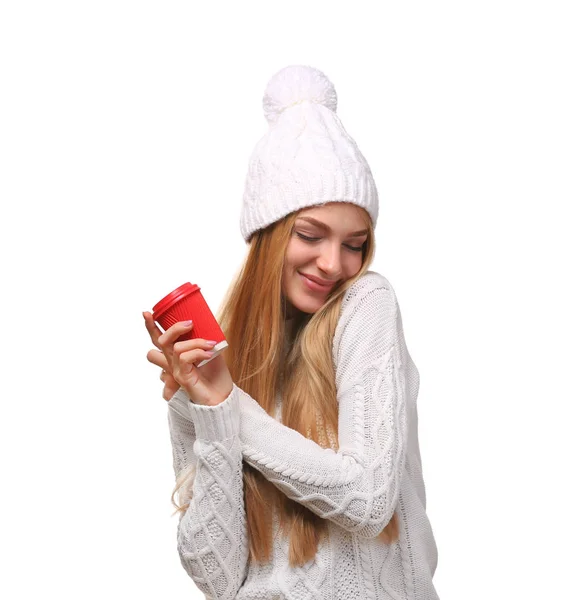 スタイリッシュな帽子と白い背景のコーヒー紙コップとセーターの若い女性の肖像画 冬の雰囲気 — ストック写真