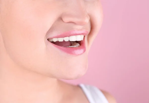 Mujer Joven Con Una Hermosa Sonrisa Fondo Color Primer Plano —  Fotos de Stock