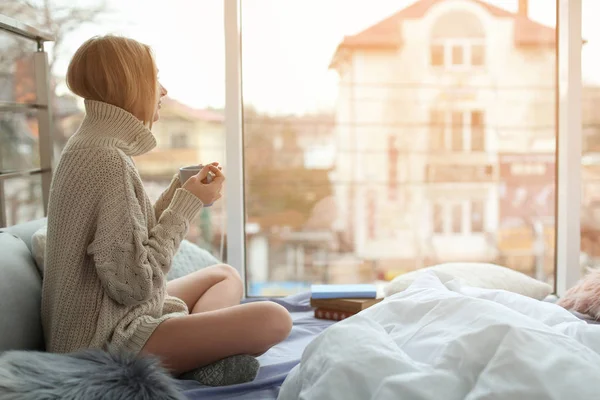 Vacker Ung Kvinna Stickad Tröja Sitter Med Kopp Och Tittar — Stockfoto