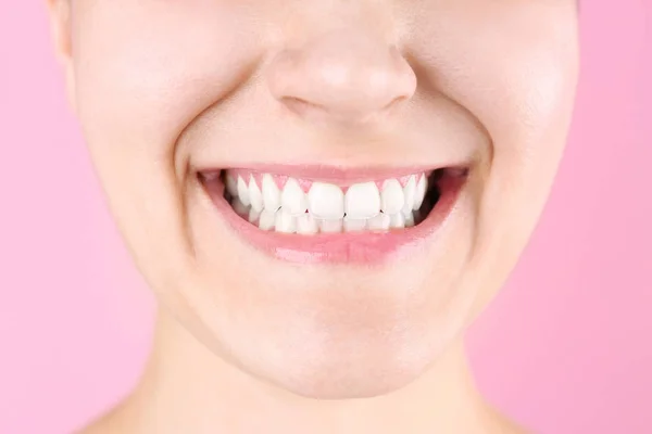 Mujer Joven Con Hermosa Sonrisa Fondo Color Primer Plano —  Fotos de Stock