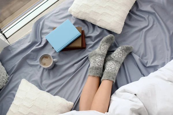 Νεαρή Γυναίκα Ξαπλωμένη Στο Κρεβάτι Θέα Closeup Των Ποδιών Ατμόσφαιρα — Φωτογραφία Αρχείου