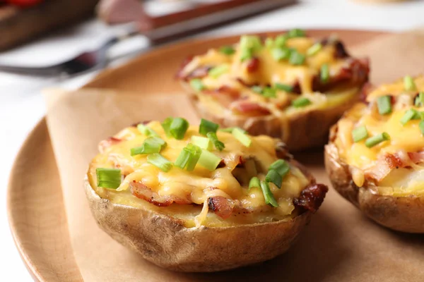 Prato Batatas Assadas Com Queijo Bacon Mesa Close — Fotografia de Stock