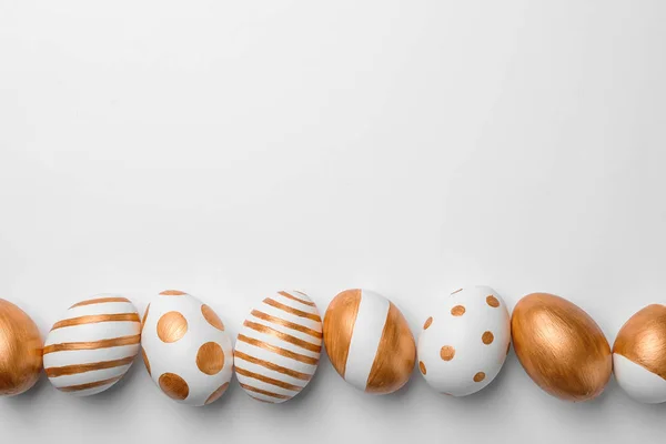 Conjunto Huevos Pascua Tradicionales Decorados Con Pintura Dorada Sobre Fondo — Foto de Stock